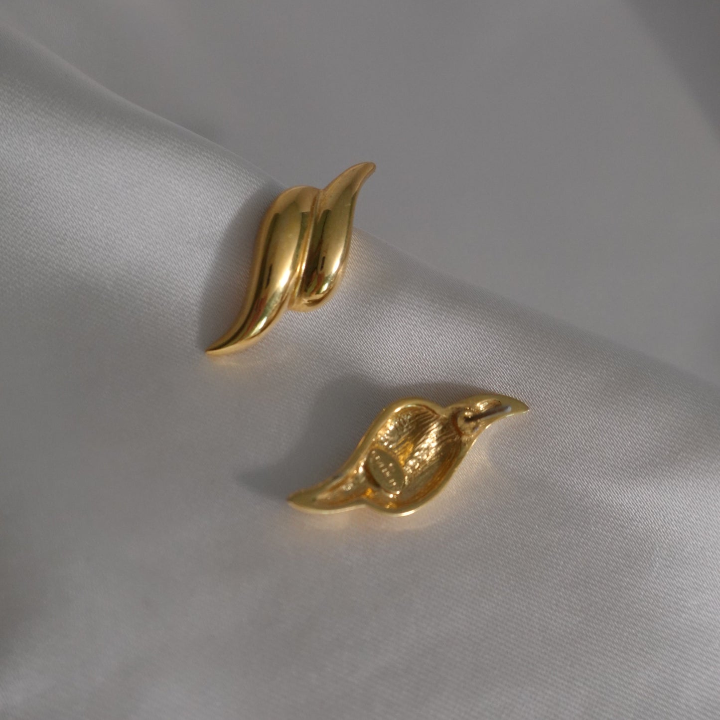 Givenchy 80s-90s gold swirl earrings