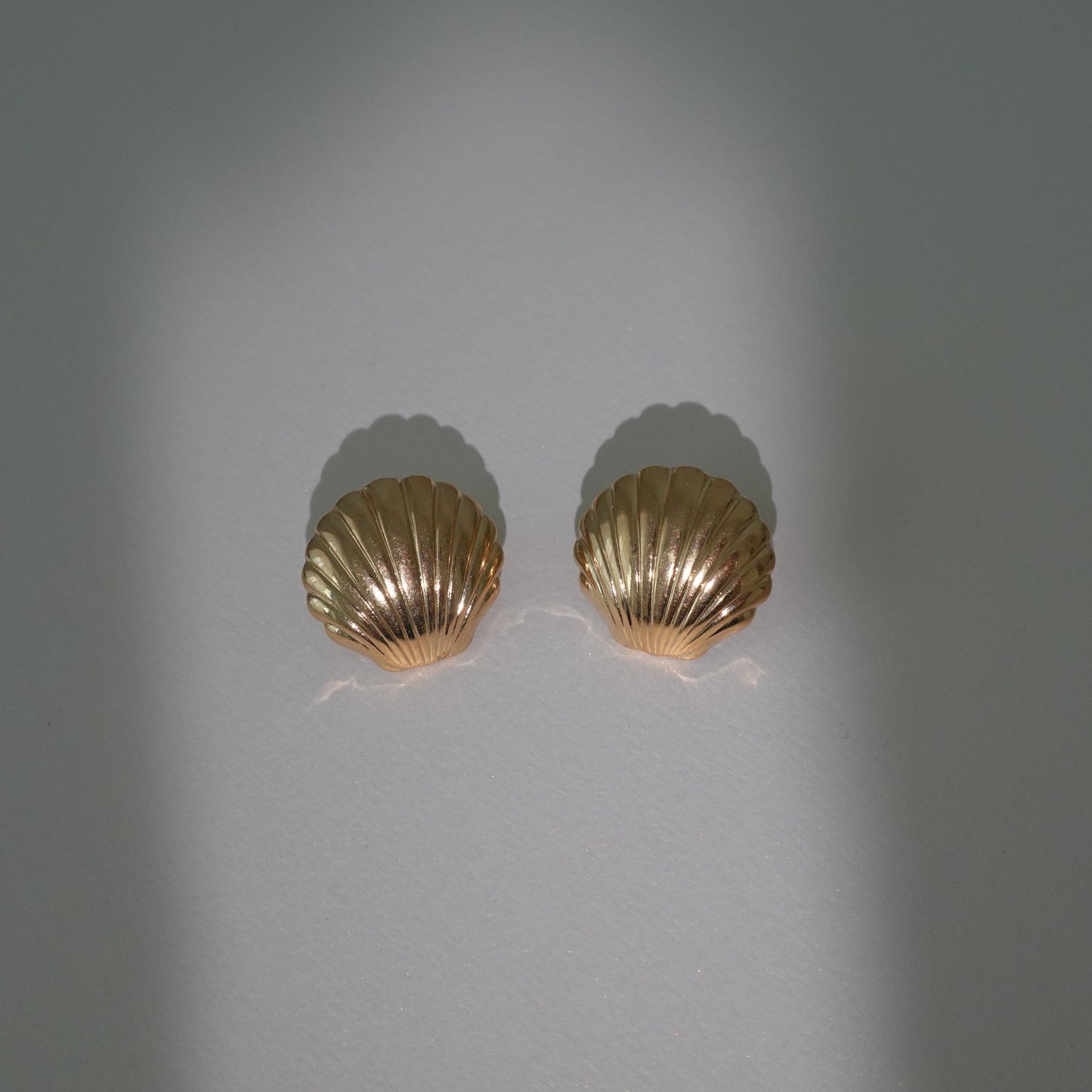 Vintage seashell gold earrings