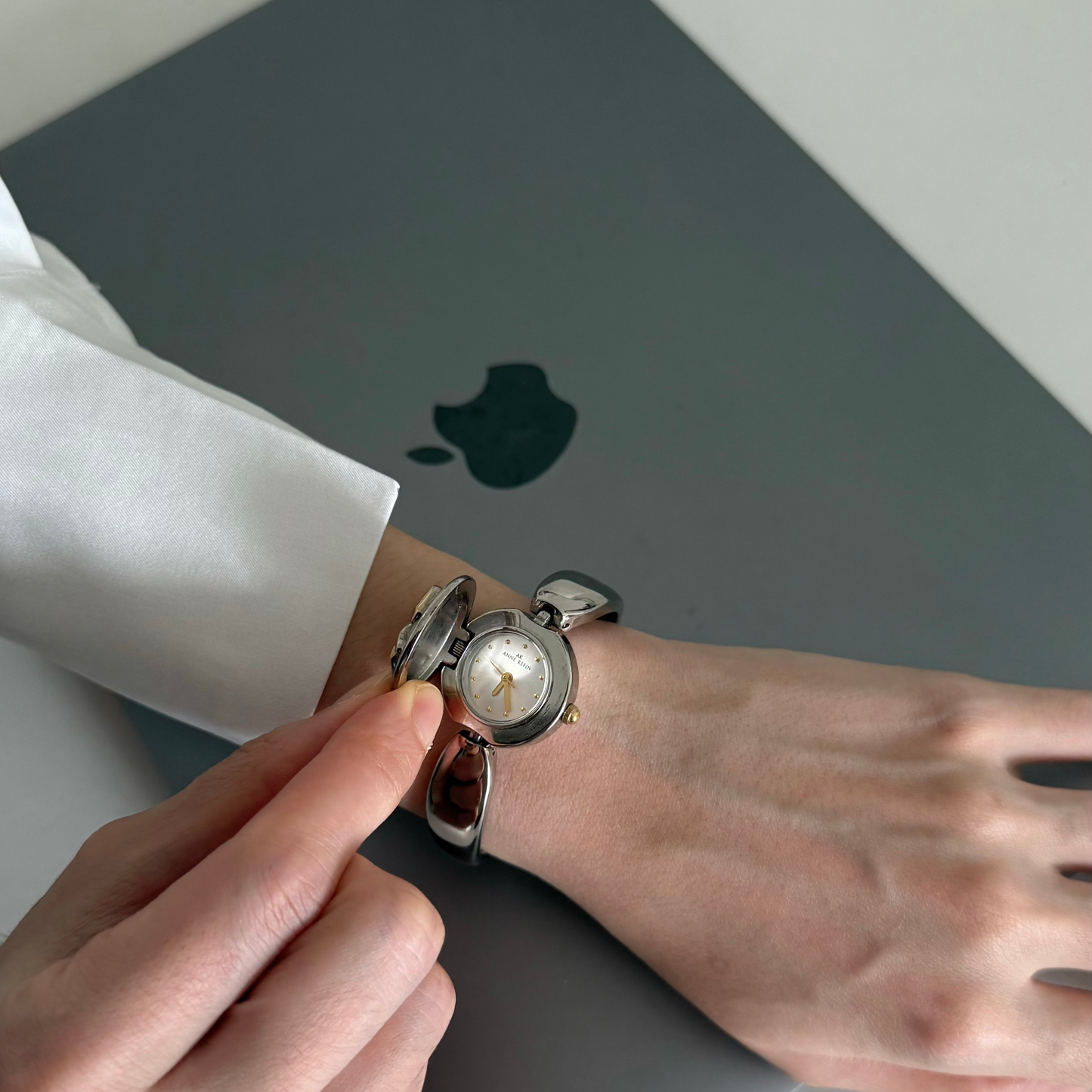 Peekaboo pretty bow vintage watch