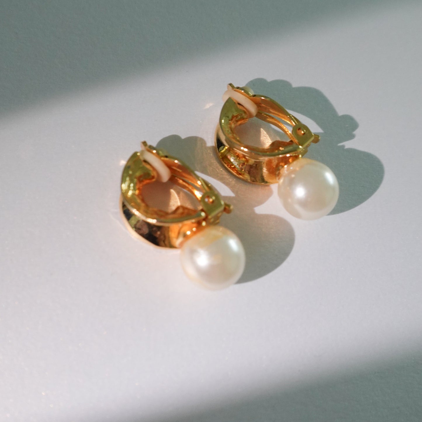 Pearl gold plated ear clip