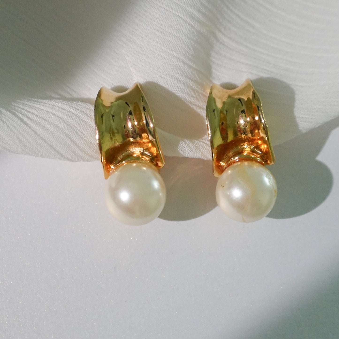 Pearl gold plated ear clip