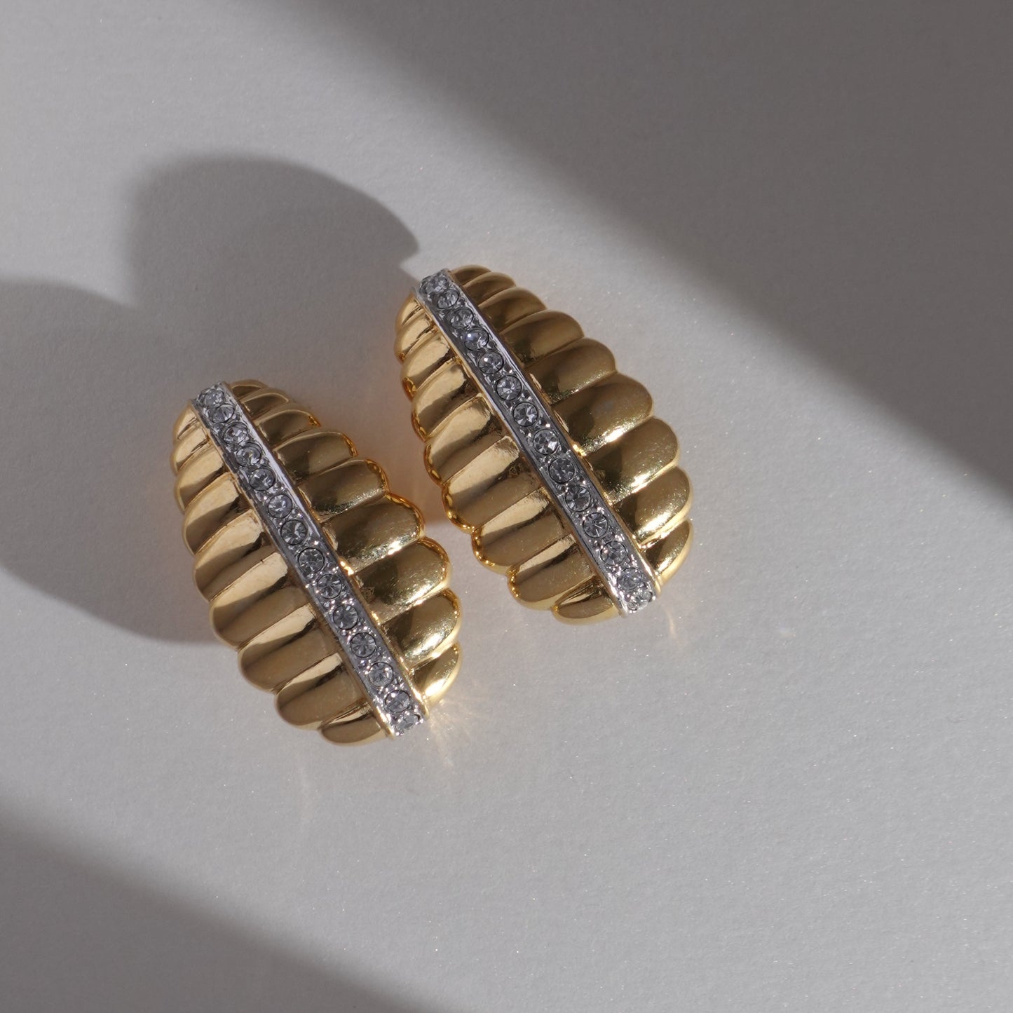 Vintage NM rhinestone gold plated clip on