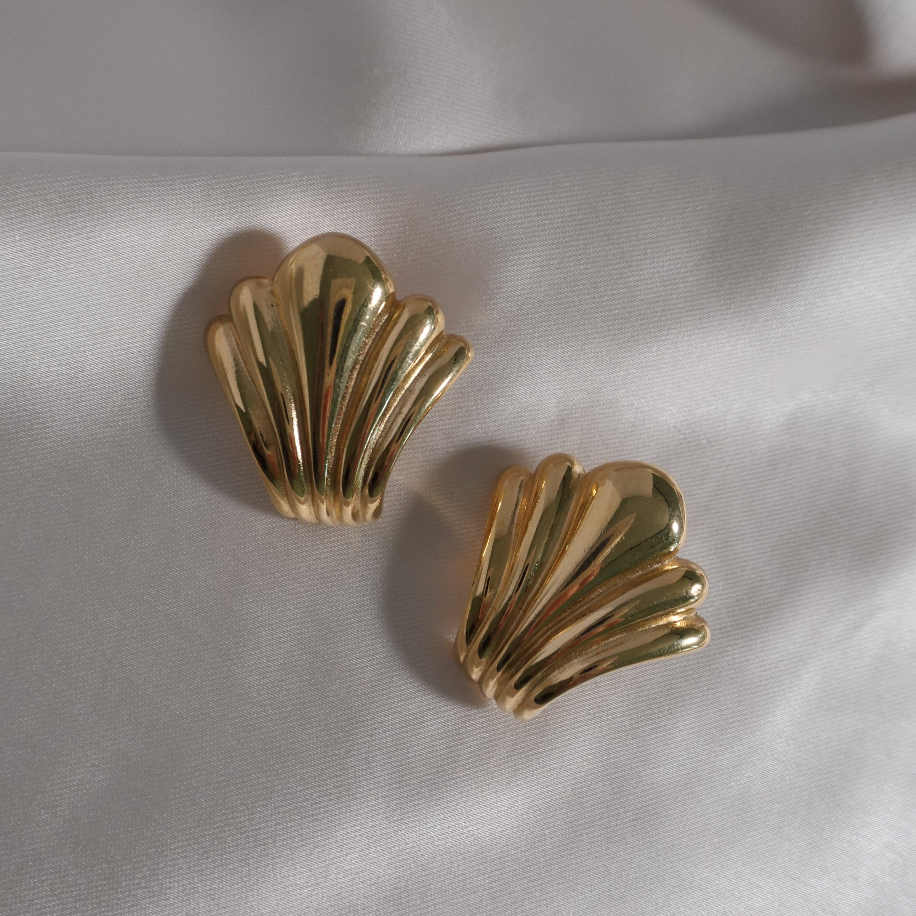 1980's Givenchy seashell earrings – Vintage Girl