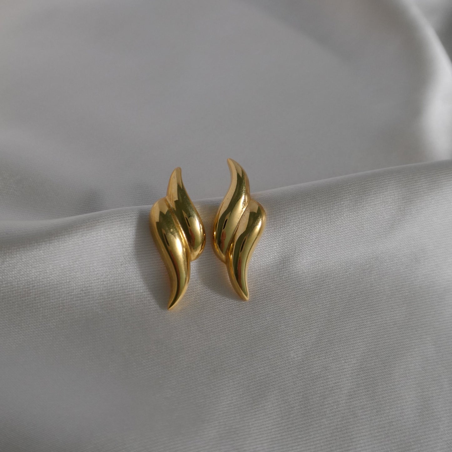 Givenchy 80s-90s gold swirl earrings