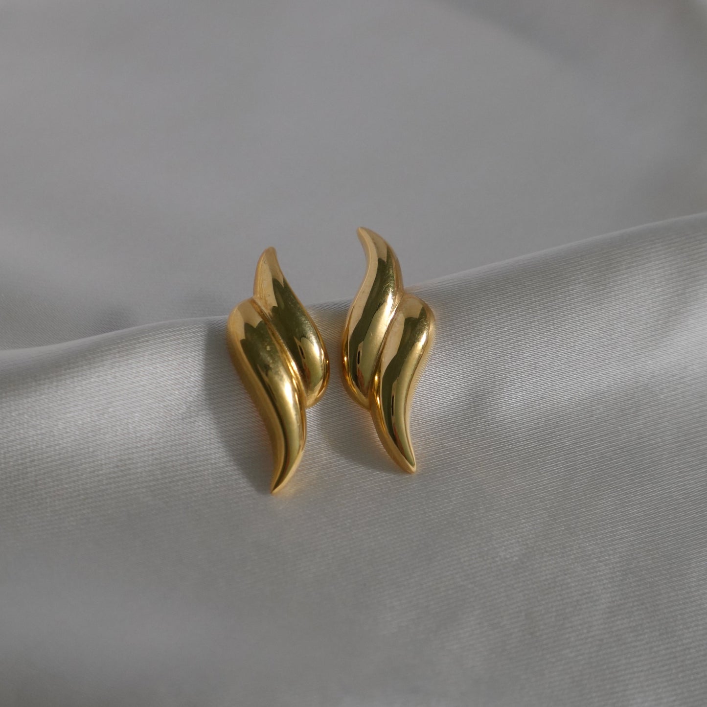 Givenchy 80s-90s gold swirl earrings