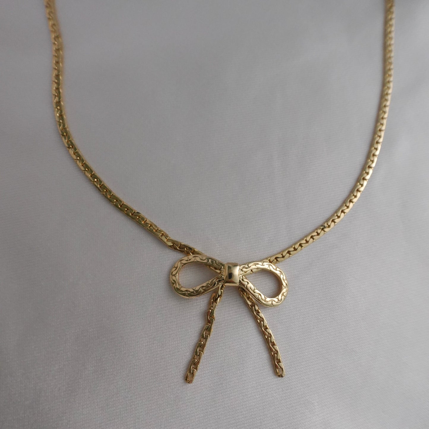 1970s vintage bow necklace