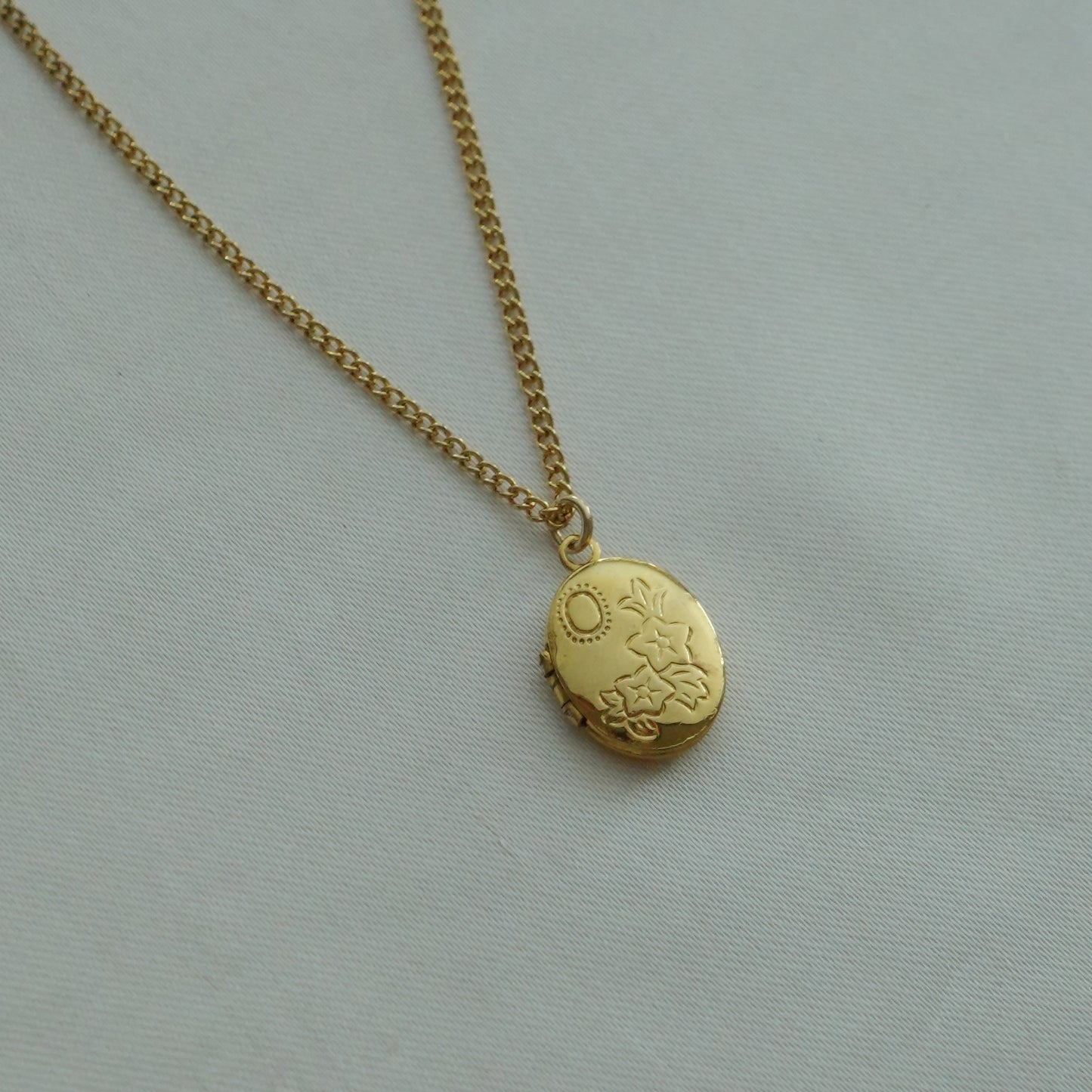 Tiny flower oval locket