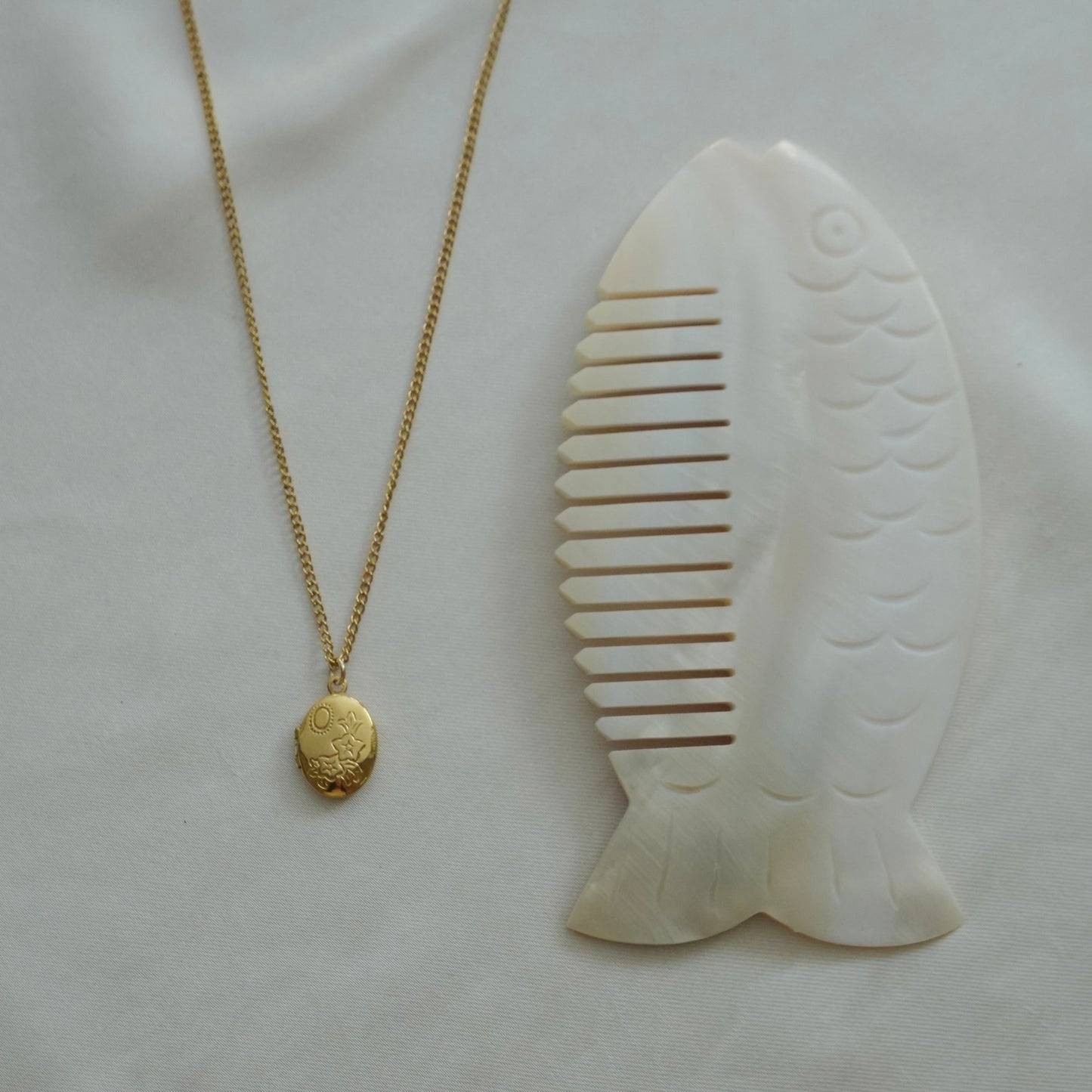 Tiny flower oval locket