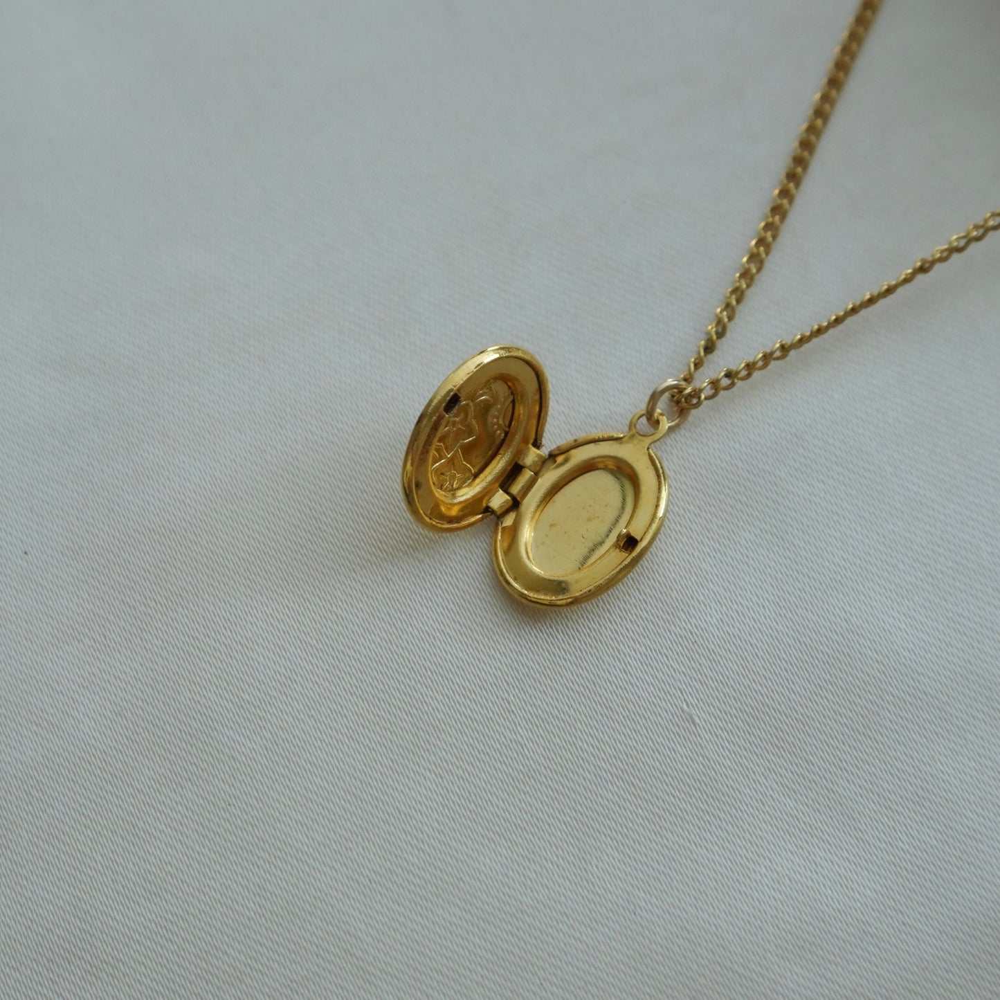 Tiny flower oval locket