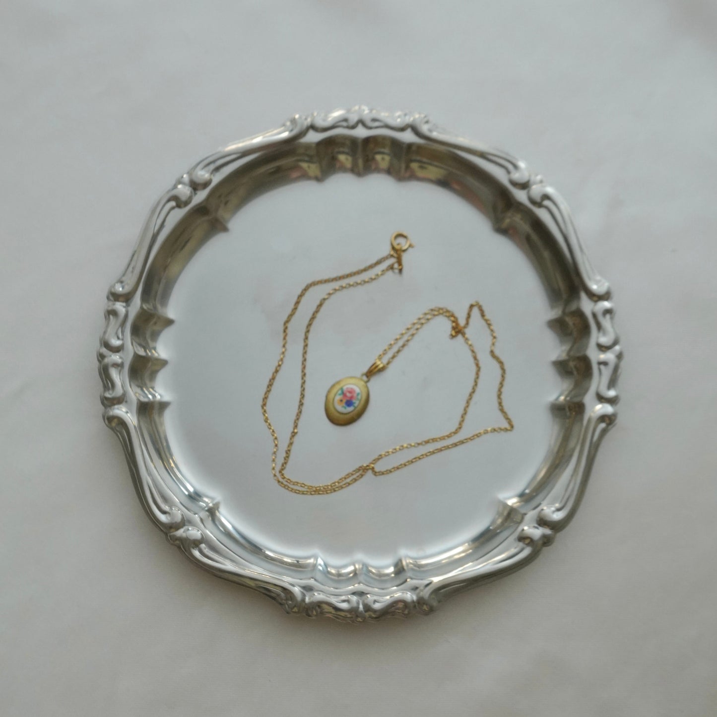 70s vintage tiny oval locket-flower