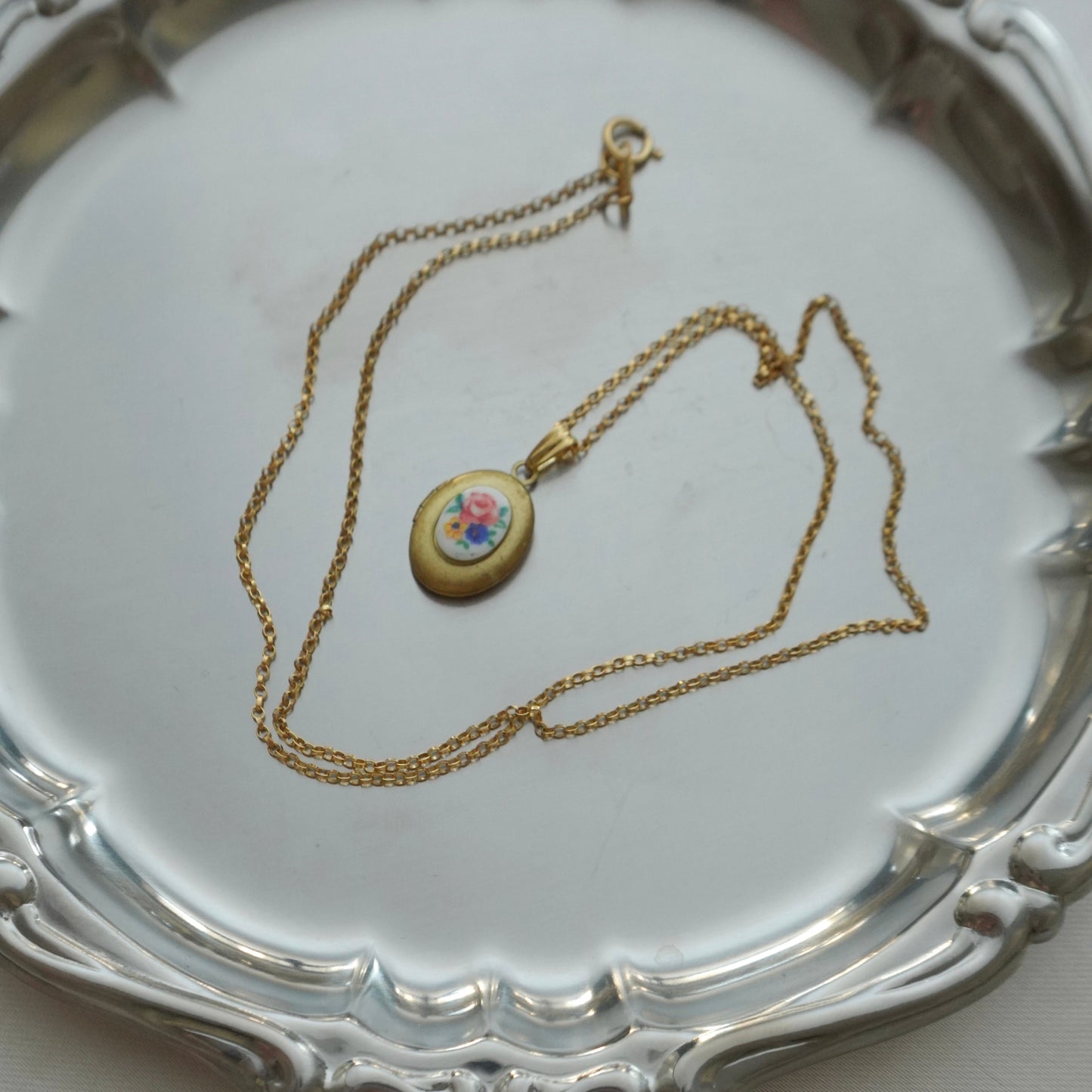 70s vintage tiny oval locket-flower