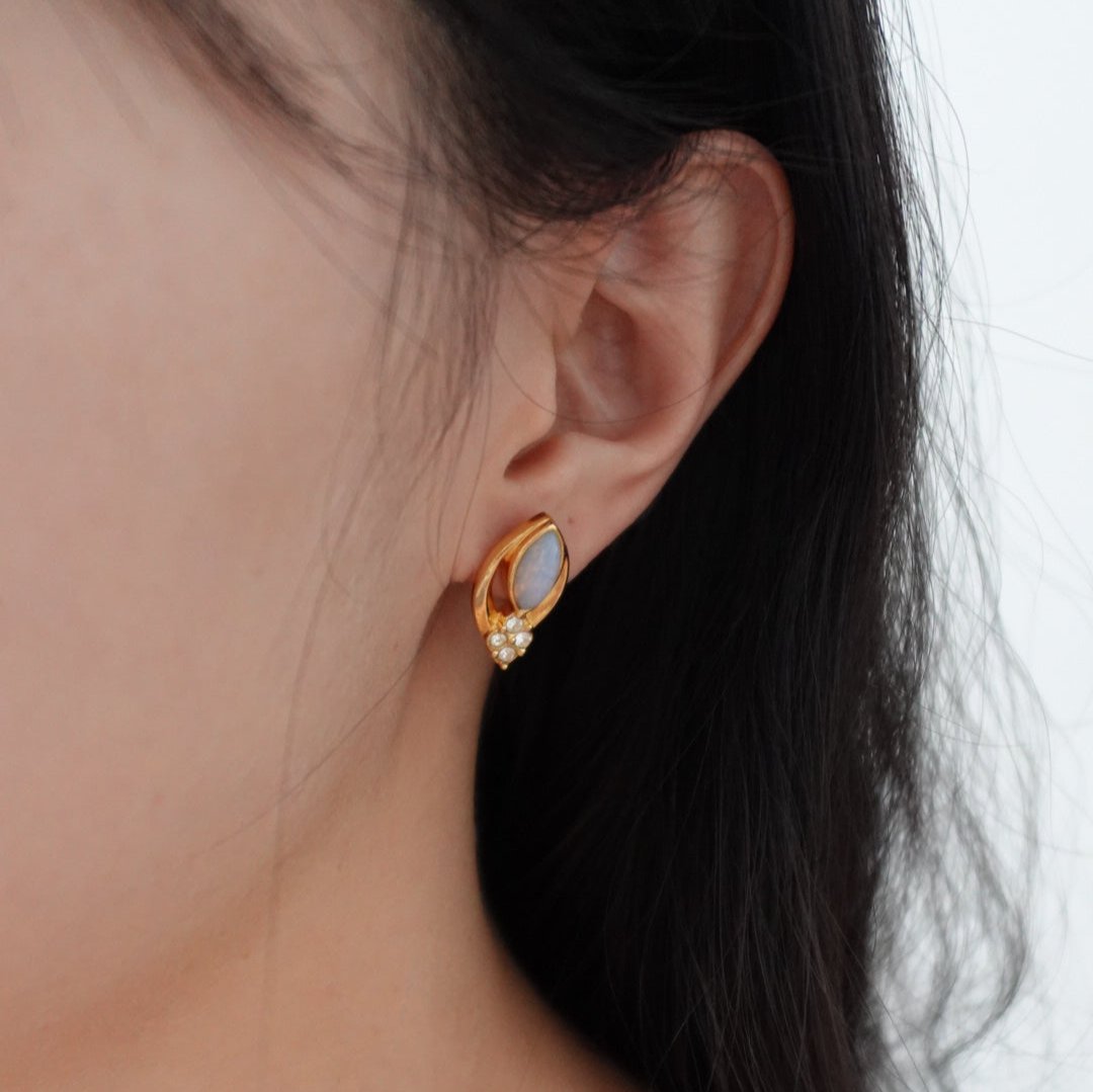 Avon 1988's opal rhinestone ear studs