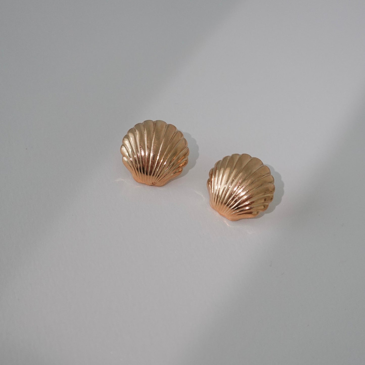Vintage seashell gold earrings