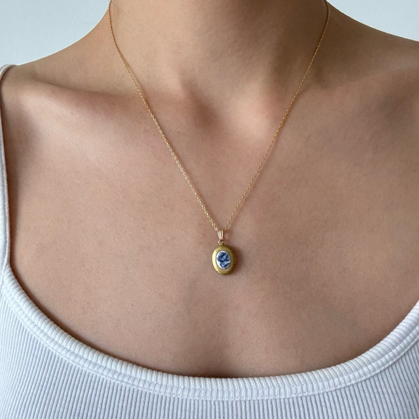 70s vintage tiny oval locket-flower