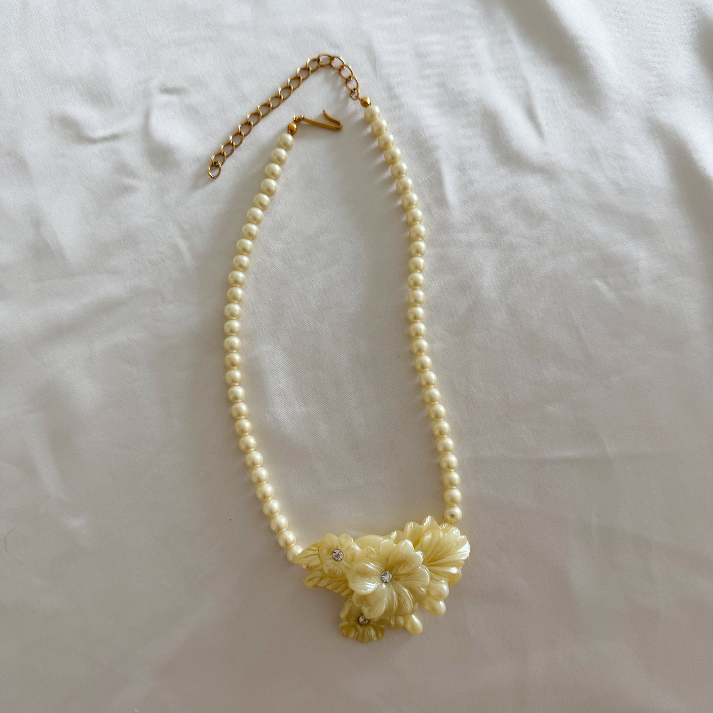 90's frosted pearl necklace