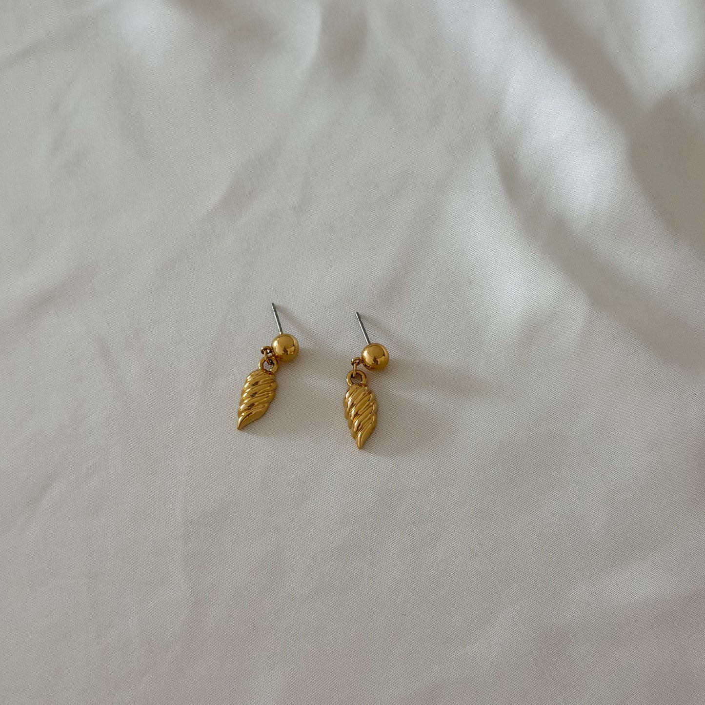 Dainty gold plated vintage earrings